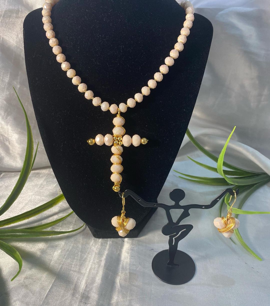 Collar y aretes de cristal con dije cruz