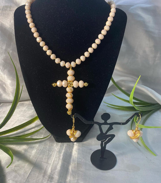 Collar y aretes de cristal con dije cruz