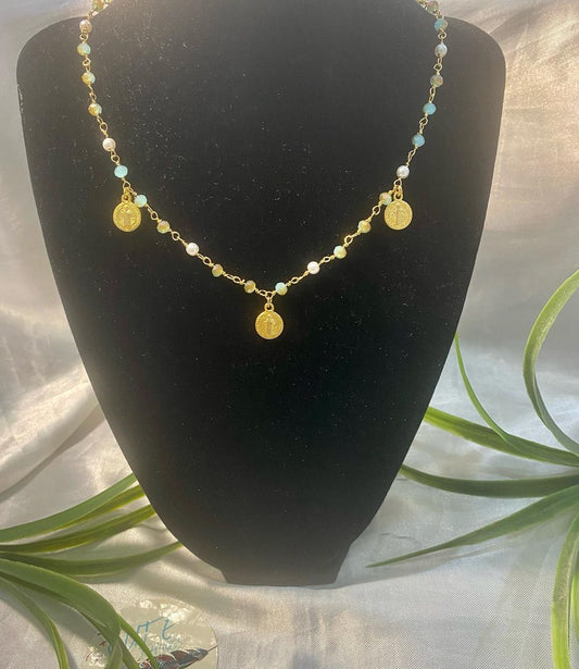 Collar tipo shoker de piedras con dije San Benito