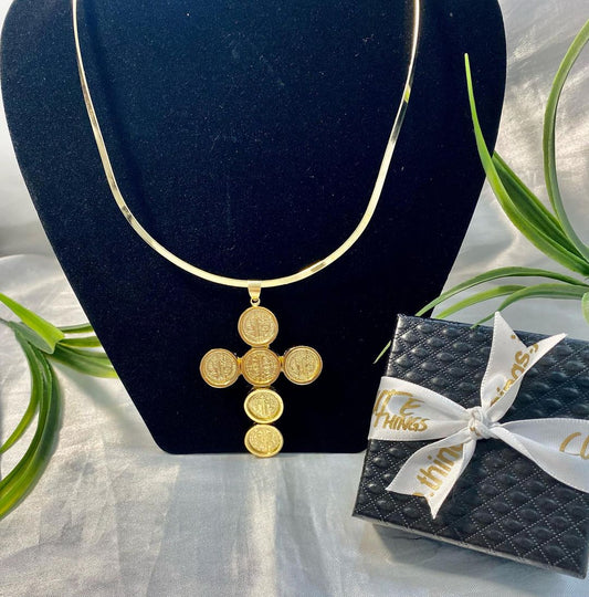 Gargantilla con cruz con monedas de San Benito Chapa de oro