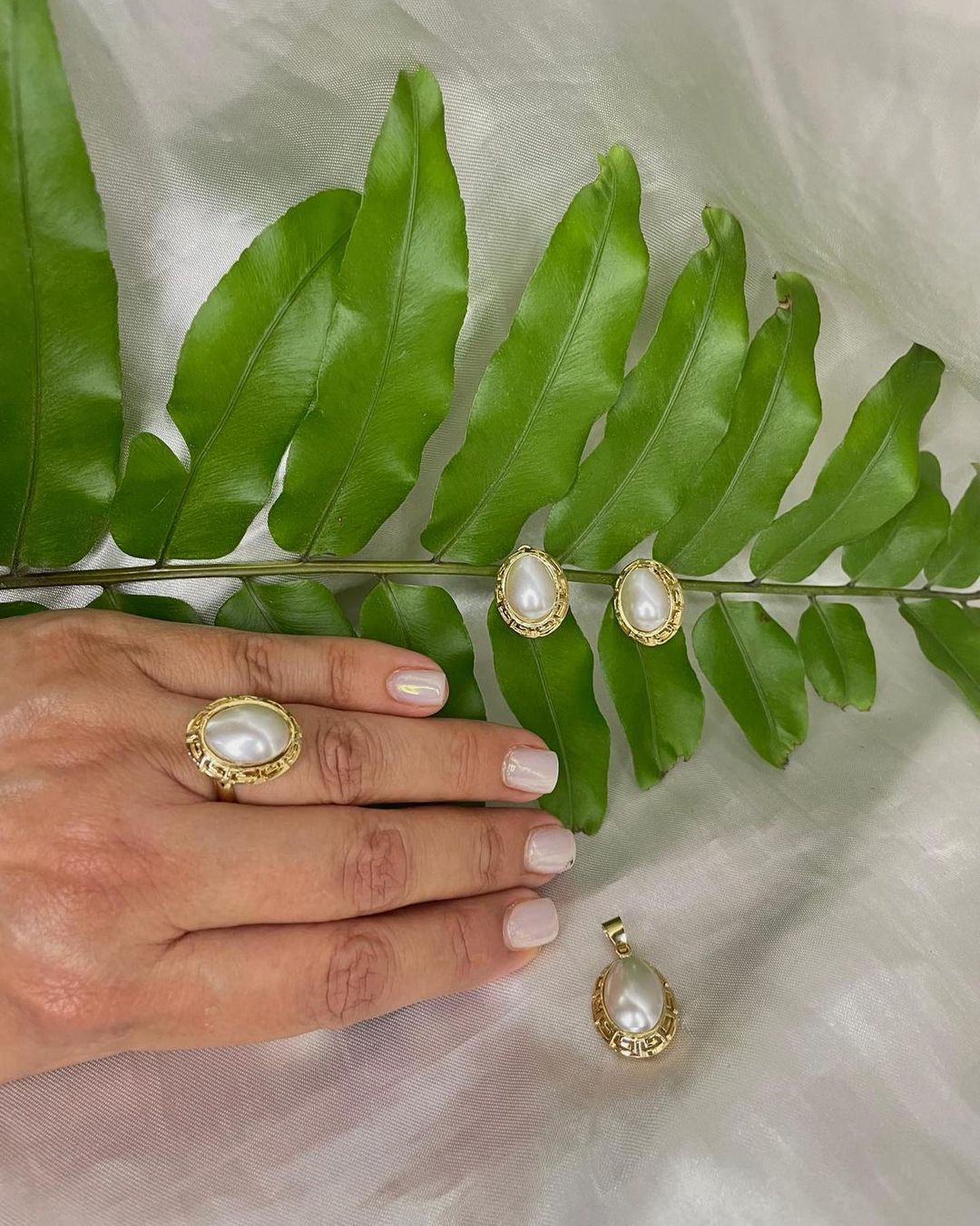 Juego de aretes, anillo y dije chapa de oro