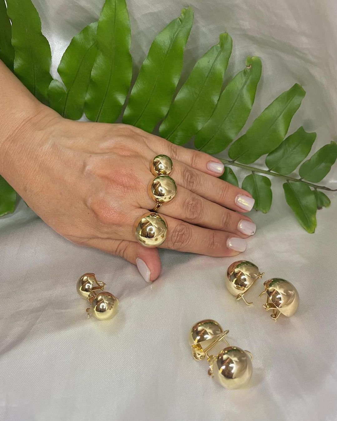 Juegos de aretes y anillo en forma de bola