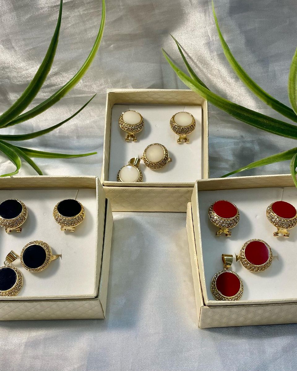 Juego de aretes, anillo y dije en piedra natural Chapa de oro