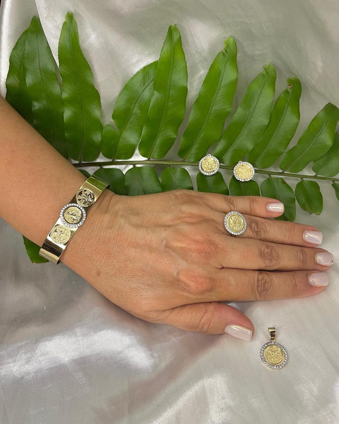 Juego de moneda tipo centenario con incrustaciones de zirconia chapa de oro incluye pulsera, aretes, anillo y dije