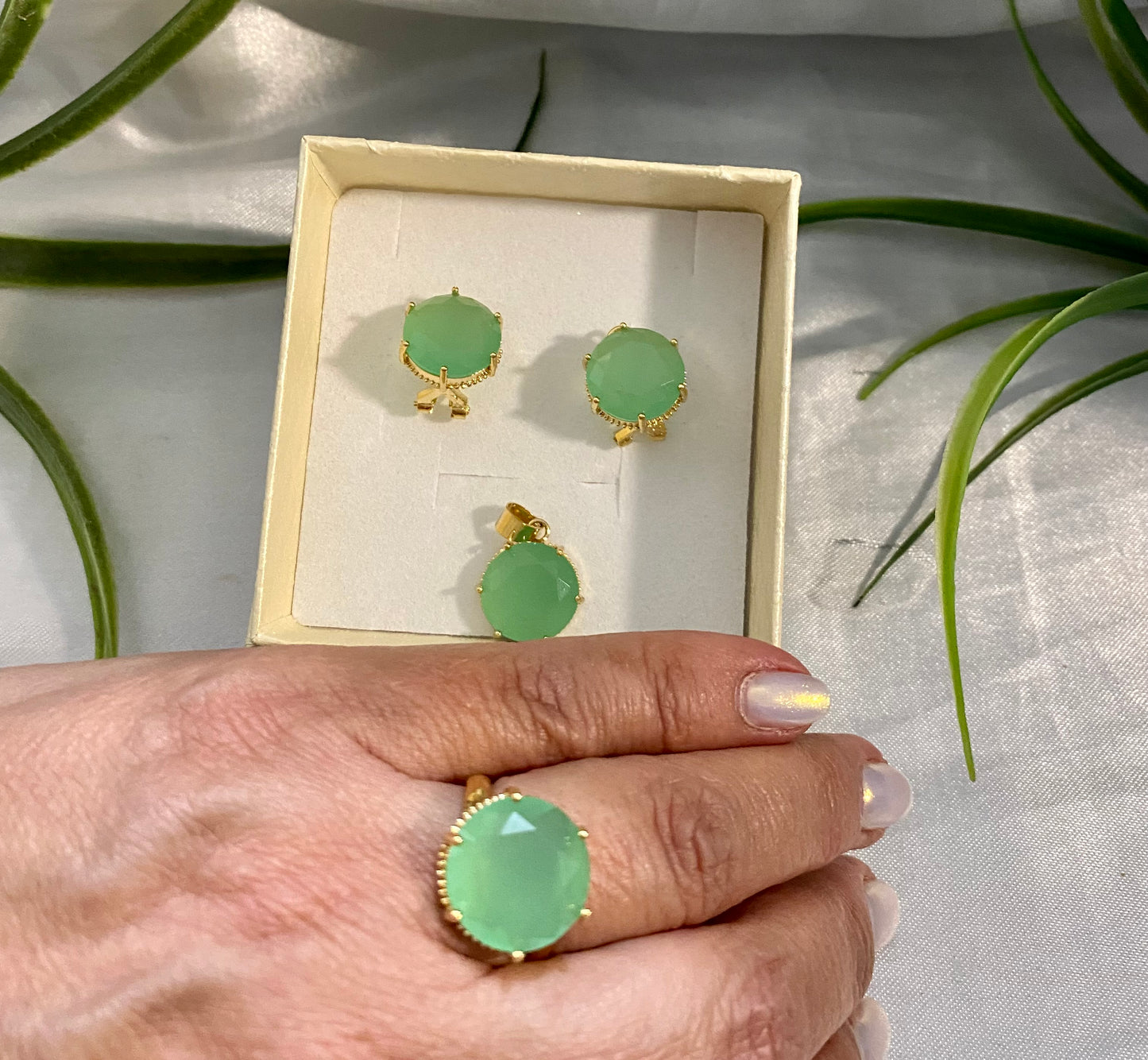 Juego de arete,anillo y dije de piedra redonda