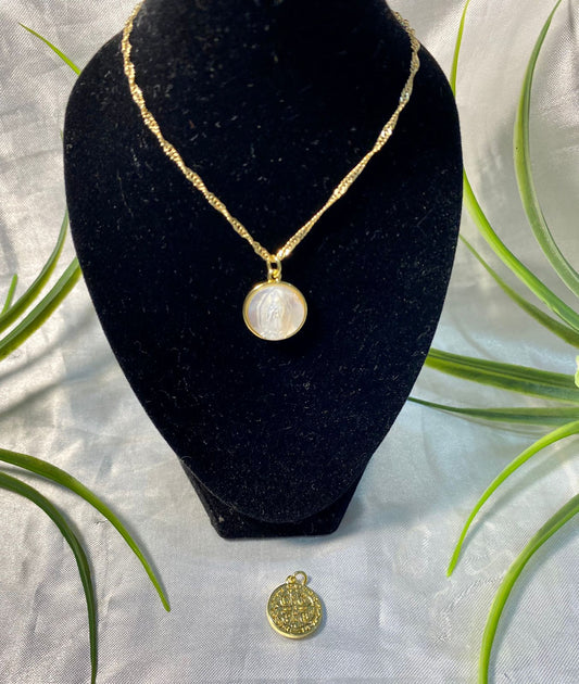 Cadena con dije de Virgen de Guadalupe y al reverso Cruz de San Benito, Chapa de oro.