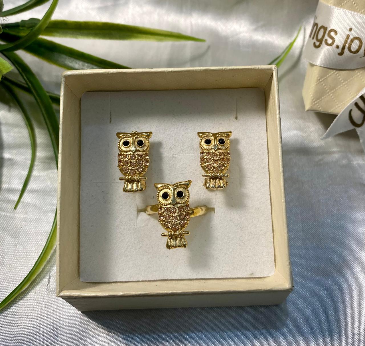Juego de aretes y anillo en forma de Búho, Chapa de oro.