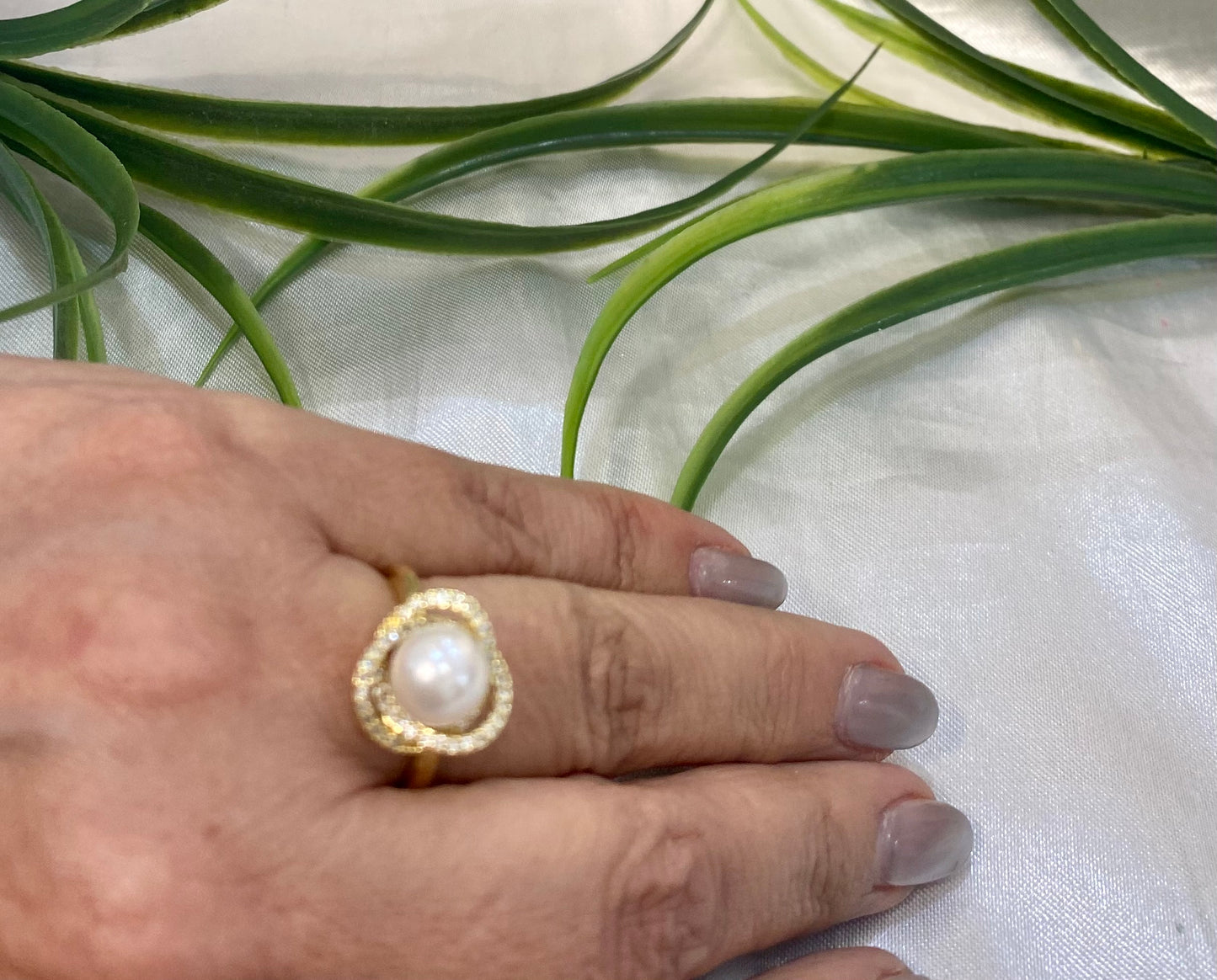 Anillo con perla entrelazada con zirconia