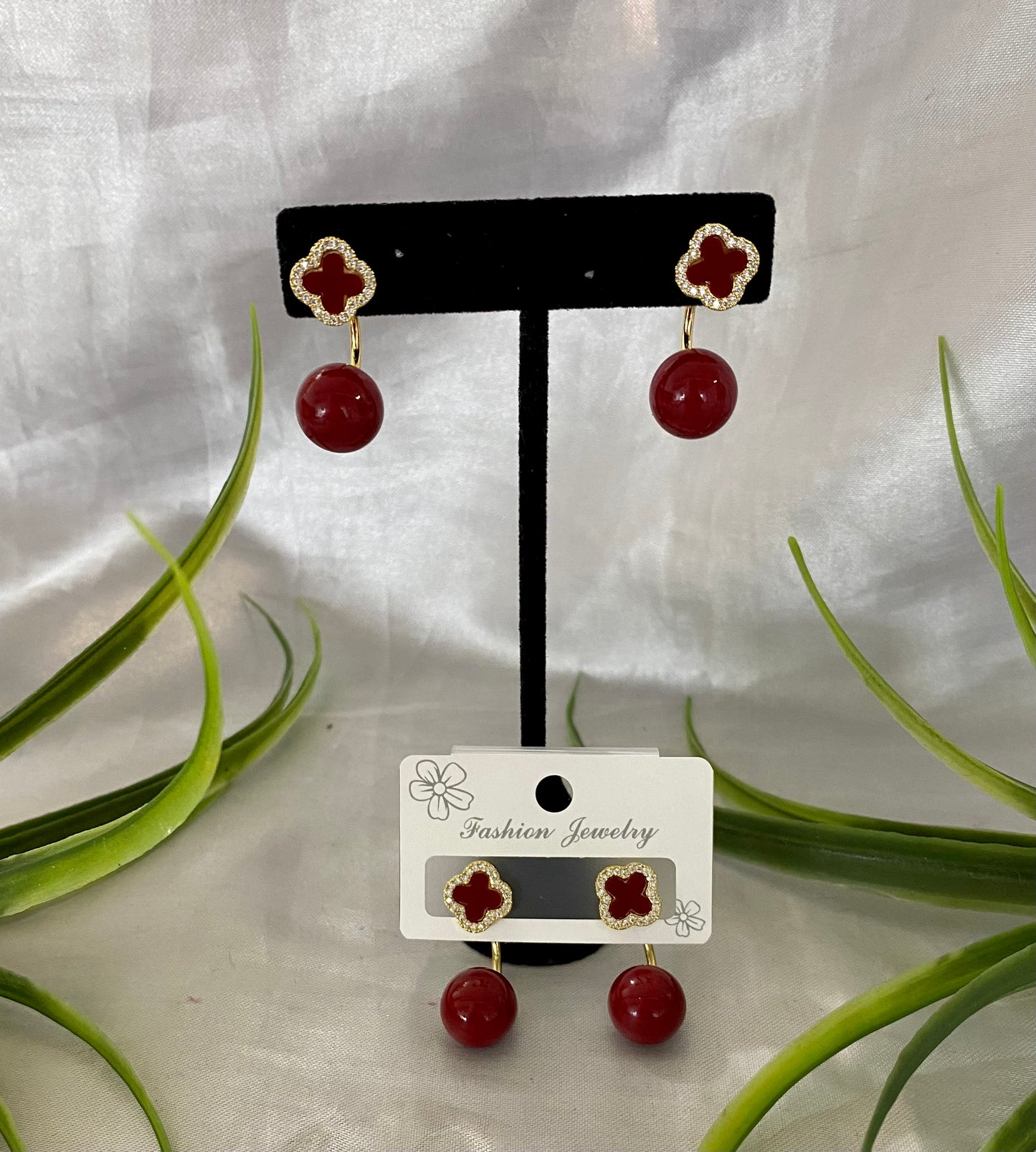 Arete flor con bolita roja