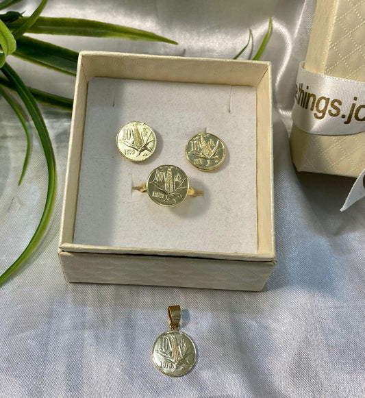 Juego de aretes, anillo y dije de moneda de diez centavos, Chapa de oro