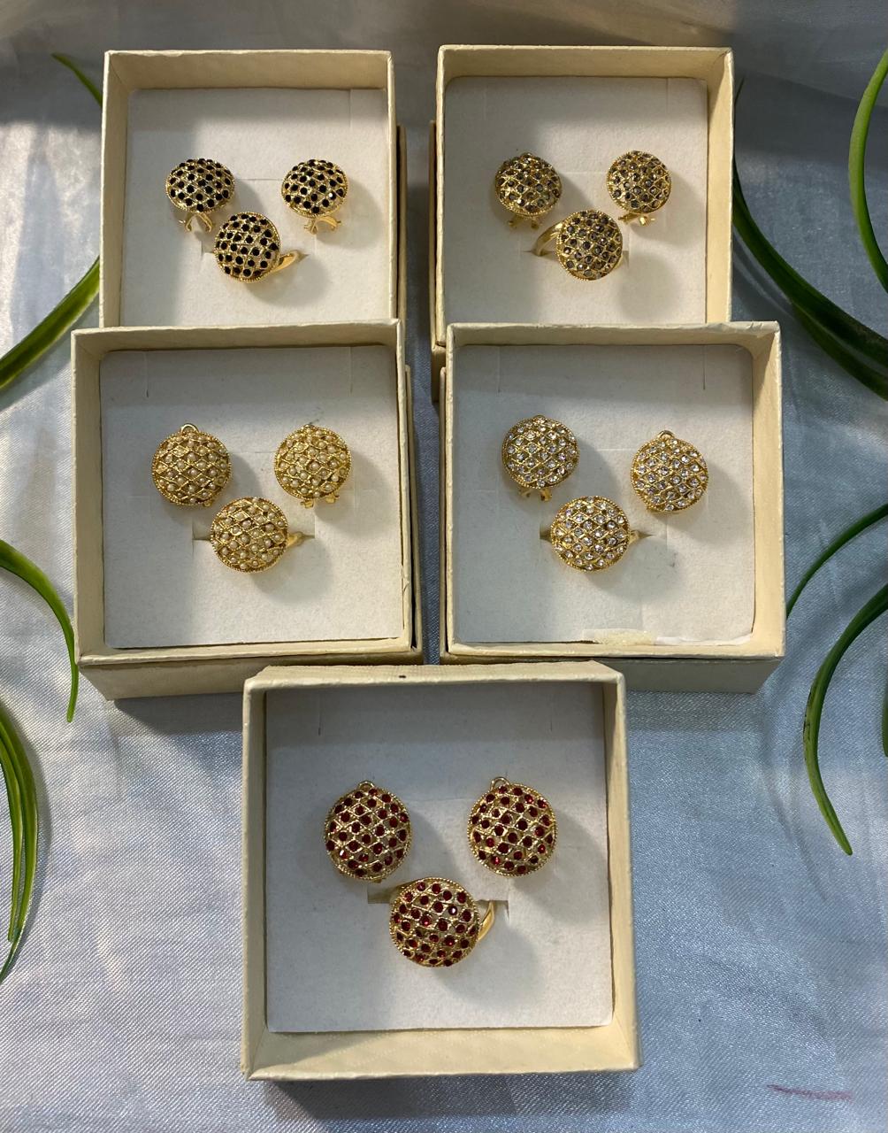 Juego de aretes y anillo con pequeñas incrustaciones de zirconia, Chapa de oro