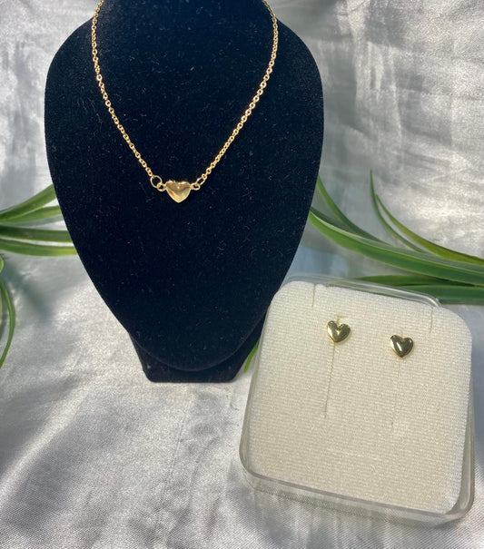 Juego de Cadena y aretes con dije de corazón Chapa de oro.