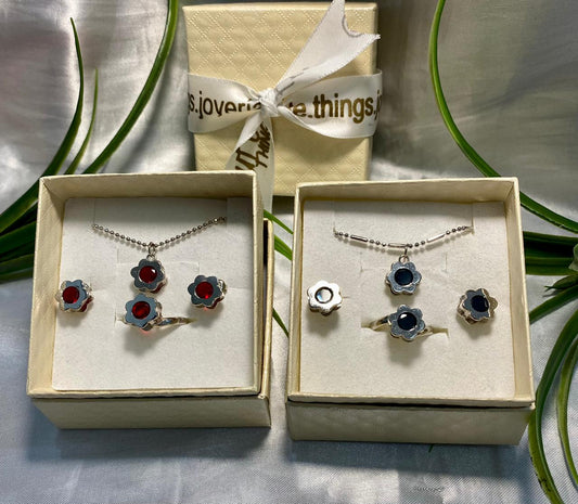 Juego de Cadena con dije, aretes y anillo en forma de flor con cristal en Rodio