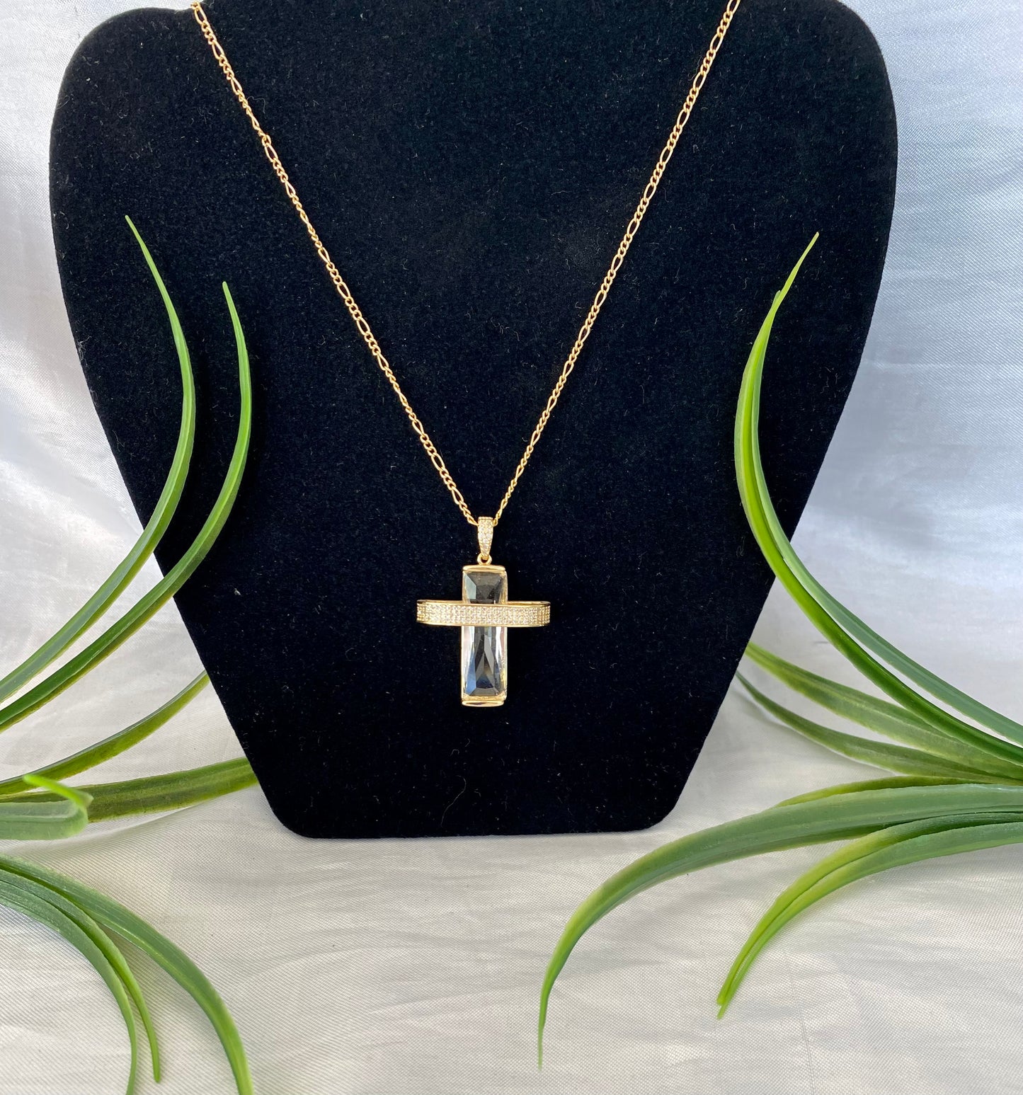 Collar con dije Cruz zirconia grande