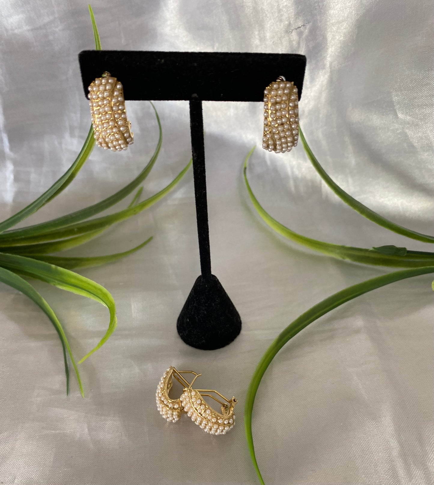 Arete ancho de 64 microperlas