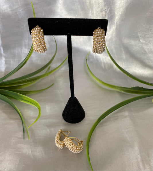 Arete ancho de 64 microperlas