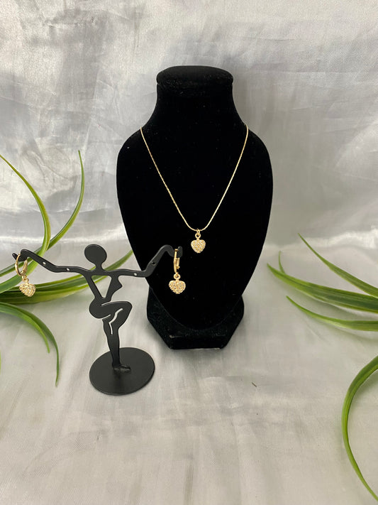 Juego de cadena con dije y aretes de corazón