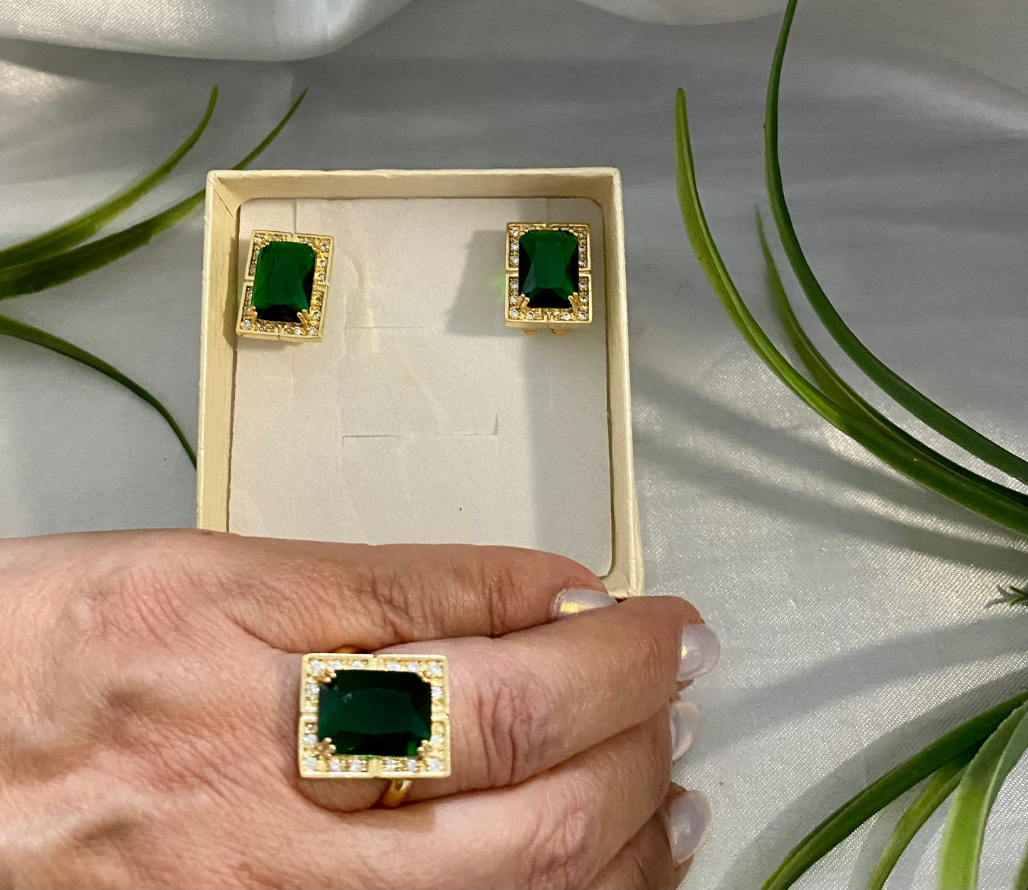 Juego de aretes y anillo con Piedra cuadrada y zirconia