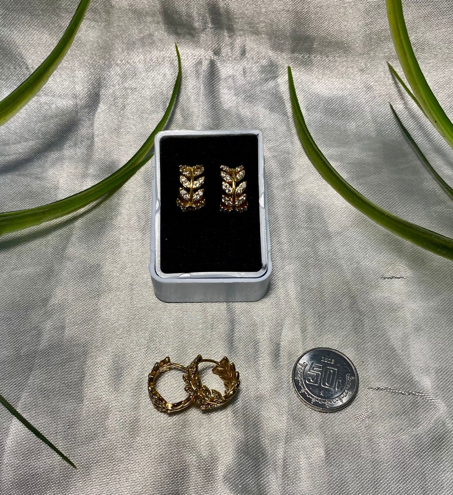 Arete tipo Huggies con Zirconia, Chapa de oro