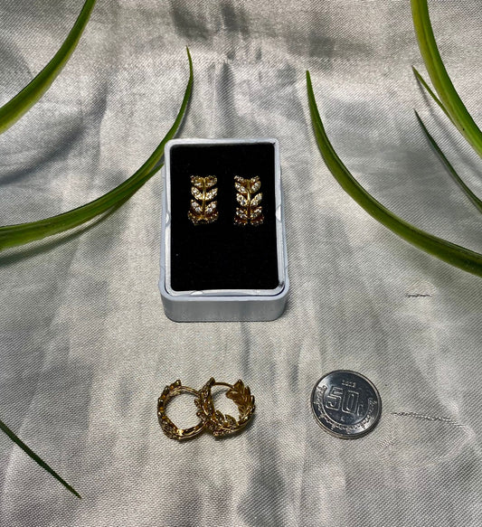 Arete tipo Huggies con Zirconia, Chapa de oro