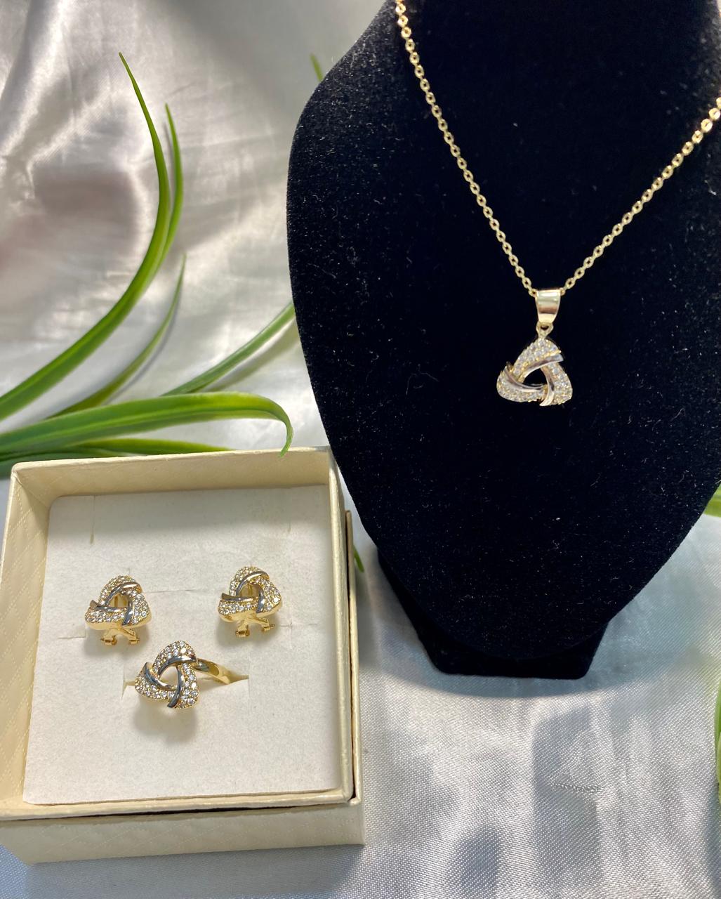Juego de Cadena con dije, aretes y anillo en forma de triangulo con Zirconia, Chapa de oro