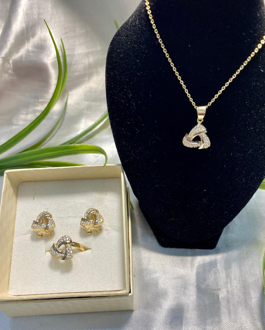 Juego de Cadena con dije, aretes y anillo en forma de triangulo con Zirconia, Chapa de oro