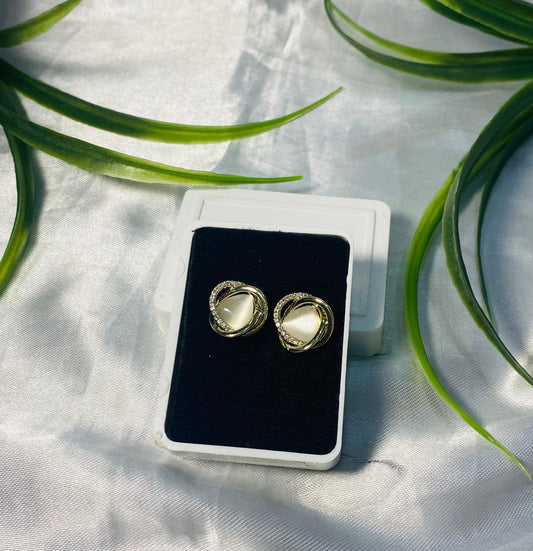 Aretes con piedra natural ojo de gato y pequeñas incrustaciones de zirconia