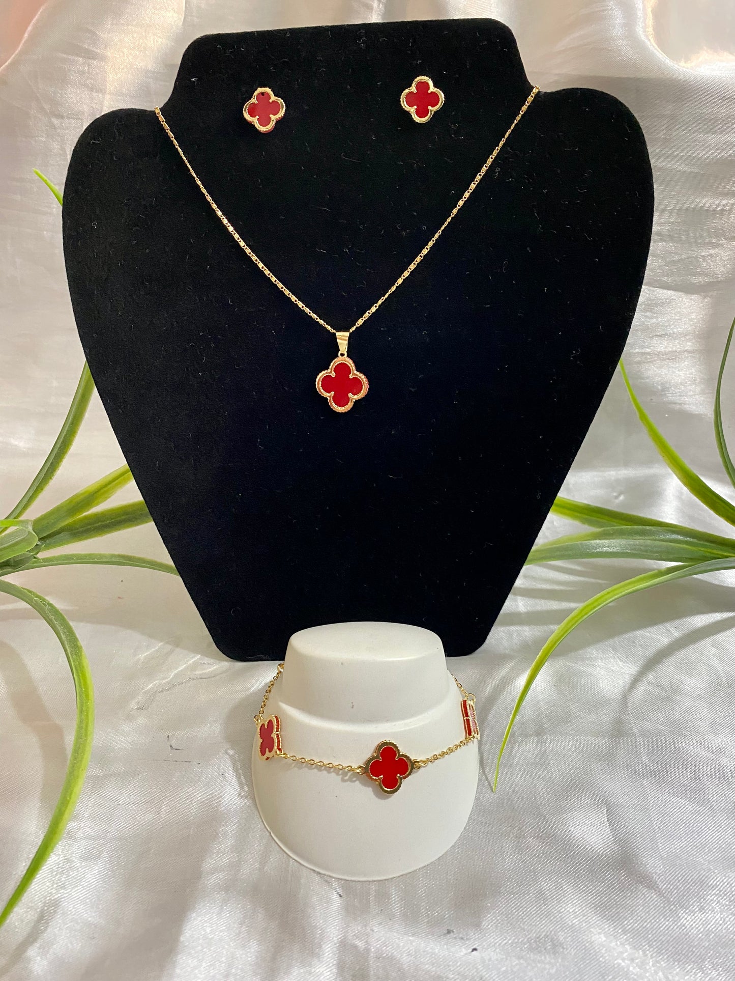 Juego de collar,aretes y pulsera de trébol