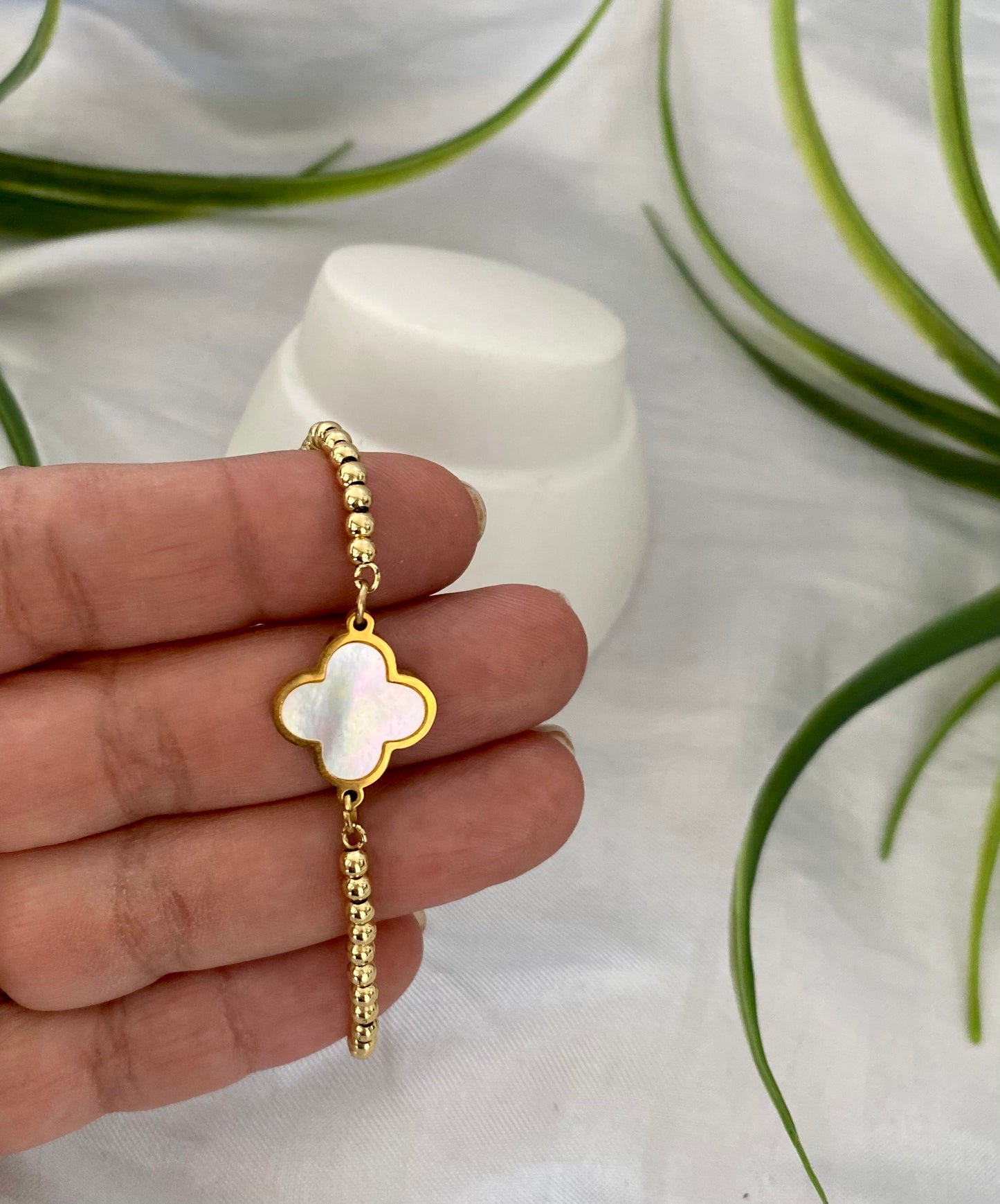 Pulsera de elevador de con dije concha nácar