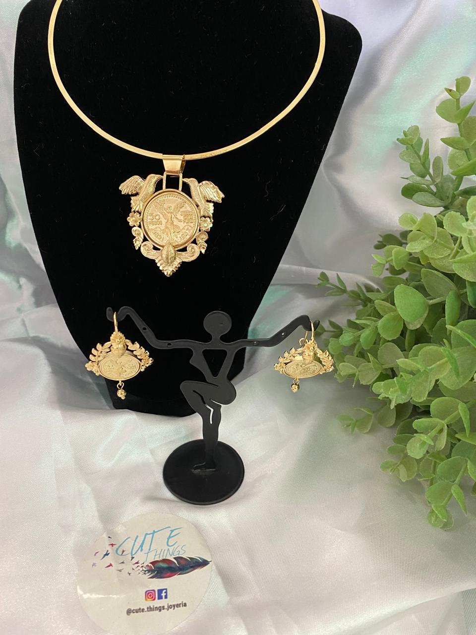 Gargantilla con medallón tipo centenario con 2 palomas y aretes, Chapa de oro.
