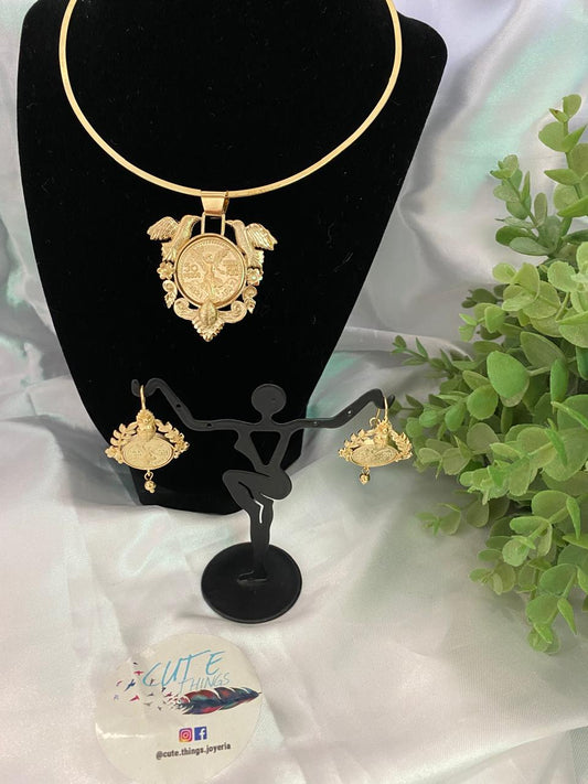 Gargantilla con medallón tipo centenario con 2 palomas y aretes, Chapa de oro.