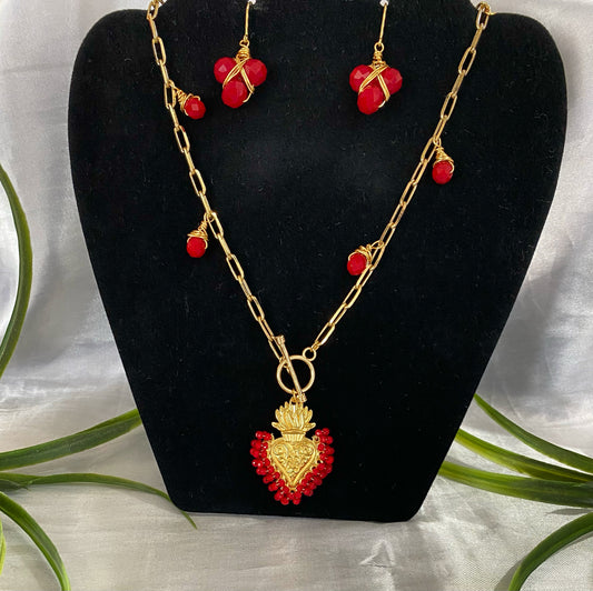 Cadena con dije Sagrado corazón y aretes