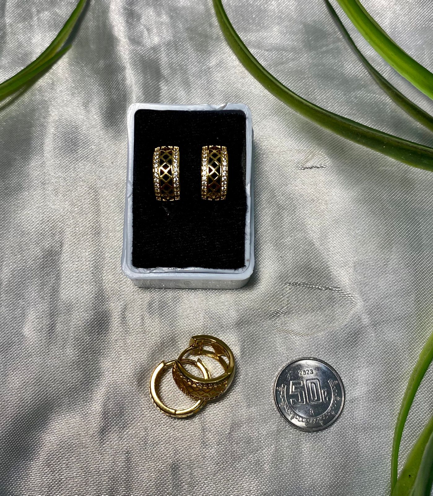 Arete tipo Huggies con Zirconia, Chapa de oro