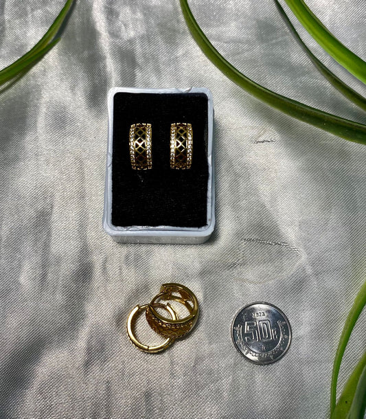 Arete tipo Huggies con Zirconia, Chapa de oro