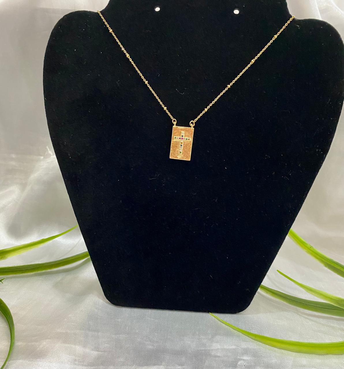 Cadena con placa con Cruz, Chapa de oro