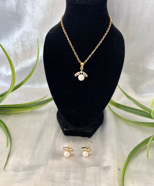 Juego de cadena con dije y aretes ángel con perla de rio