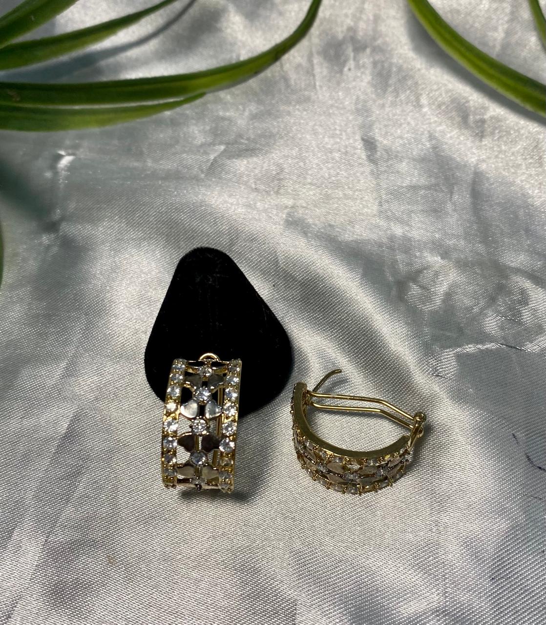 Arete con corazón y pequeñas incrustaciones de Zirconias, Chapa de oro.