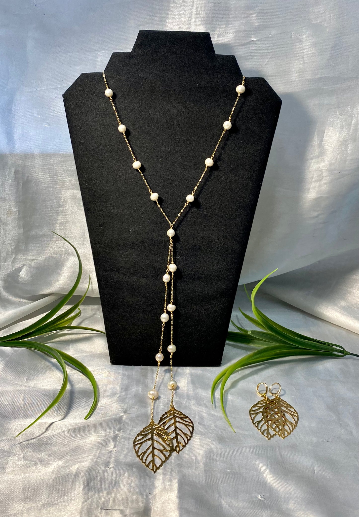 Collar de perla de rio y aretes con hojas