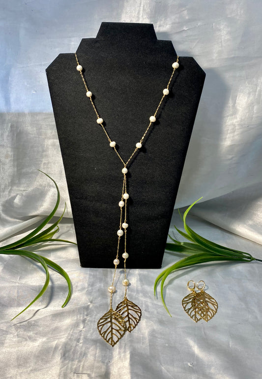 Collar de perla de rio y aretes con hojas