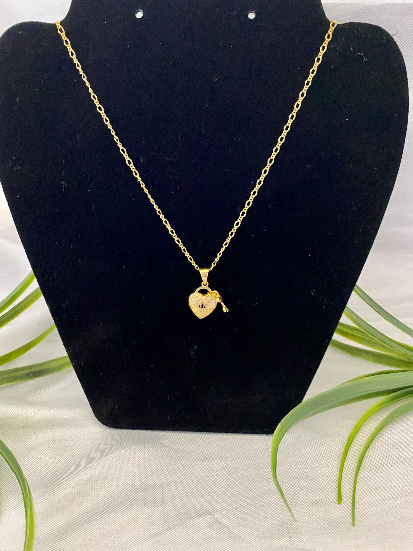 Cadena con dije corazón y llave