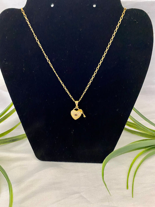 Cadena con dije corazón y llave