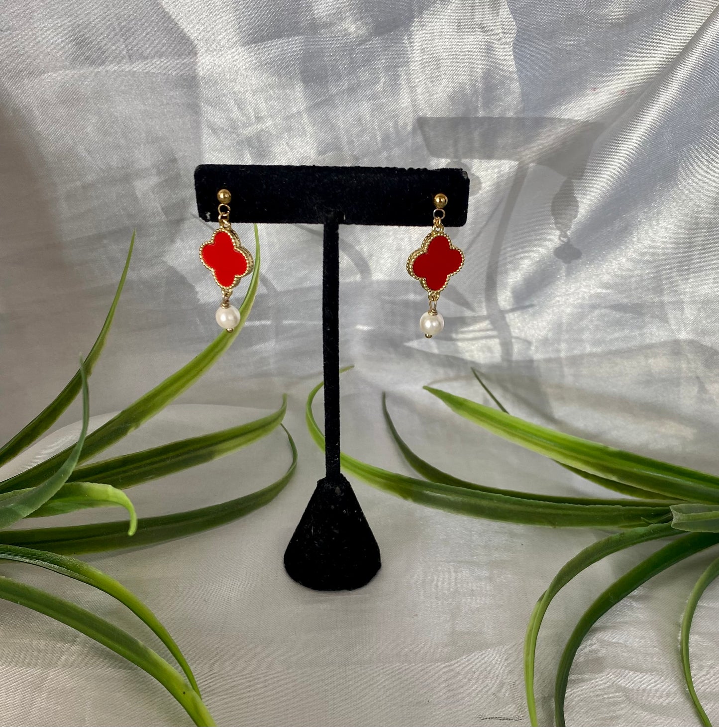 Arete trébol rojo con Perla de rio