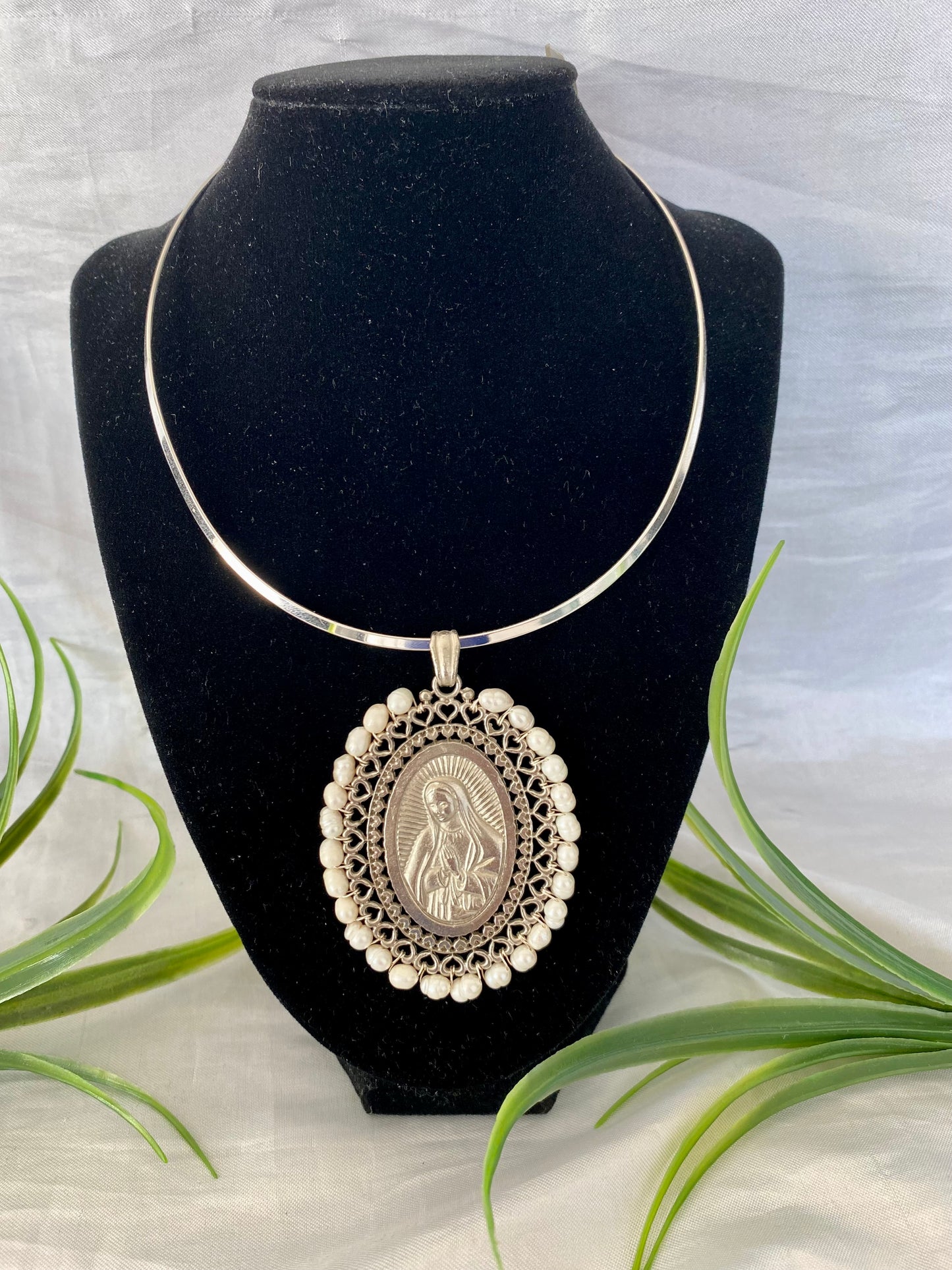 Gargantilla de aro con dije Virgen de Guadalupe forrada con perla de río