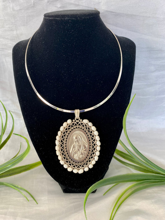 Gargantilla de aro con dije Virgen de Guadalupe forrada con perla de río