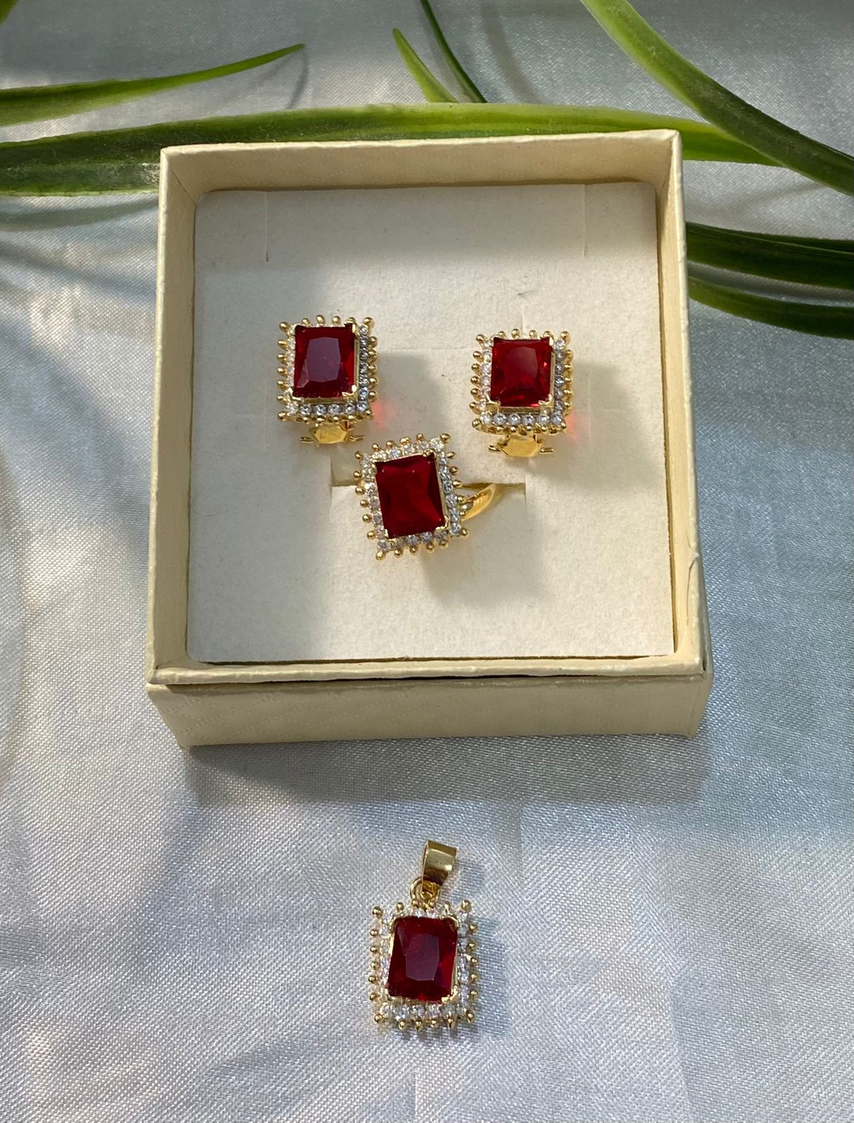 Juegos de anillos y aretes de Zirconia, Chapa de oro