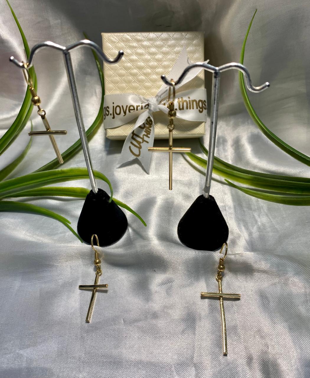 Aretes froma de cruz, chapa de oro