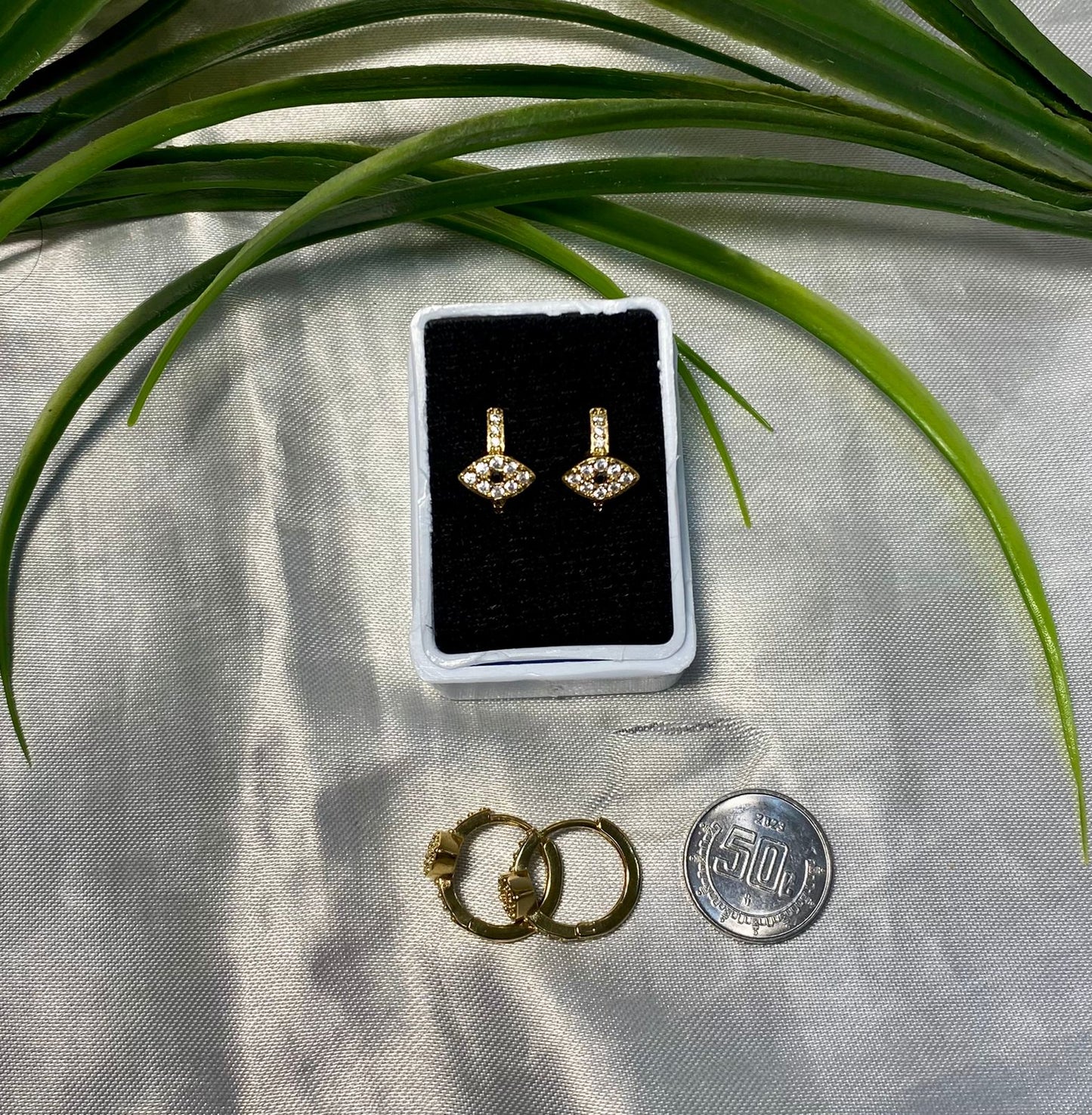 Arete tipo Huggies, ojo con Zirconia, Chapa de oro.