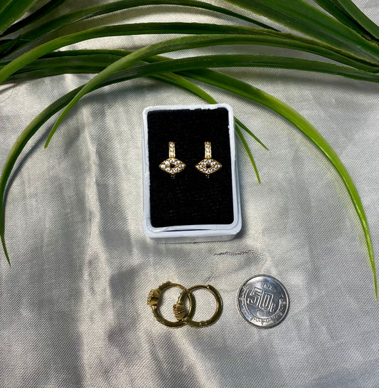 Arete tipo Huggies, ojo con Zirconia, Chapa de oro.