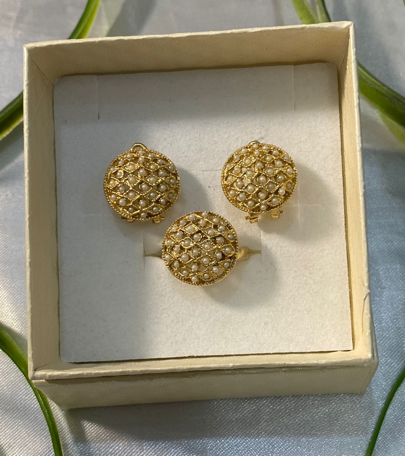 Juego de aretes y anillo con pequeñas incrustaciones de zirconia, Chapa de oro