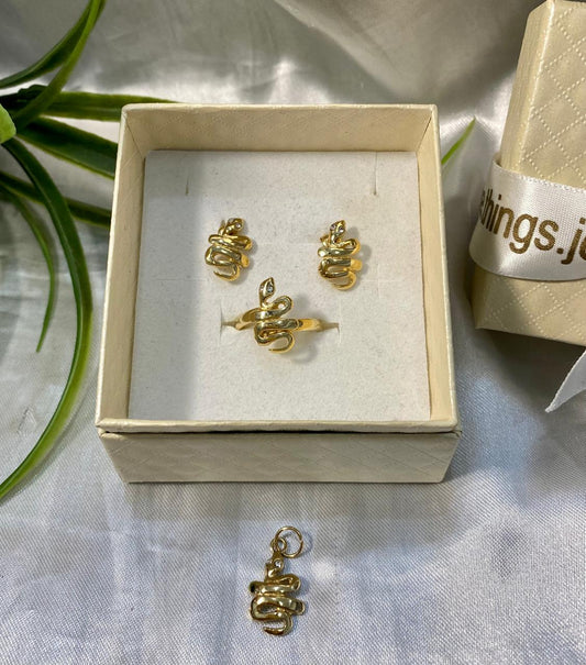 Juego de aretes, anillo y dije en forma de víbora, Chapa de oro